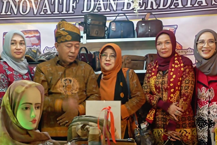 Hj-Anis-Zaida-a.jpg