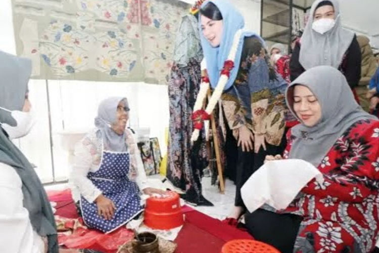 Ketua TP PKK Kabupaten Malang, Hj Anis Zaida (duduk), mendampingi Ketua Dekranasda Jawa Timur, Arumi Bachsin, berbincang dengan pengrajin batik, dalam sebuah acara yang digelar Pemkab Malang belum lama ini. (Foto IST)