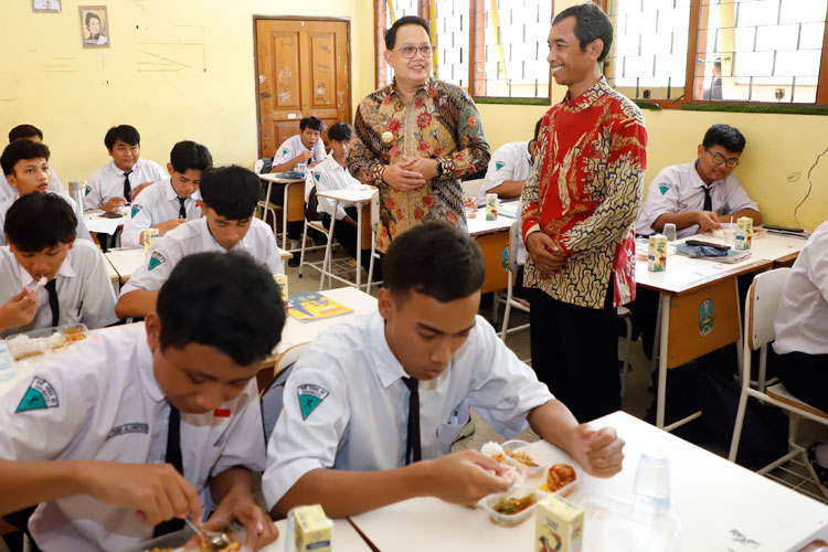 Pj Gubernur Jatim Tinjau Uji Coba Program Makan Bergizi di SMA dan SMK Gema 45 Surabaya