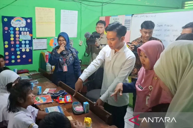 Wapres Gibran Tinjau Uji Coba Program Makan Bergizi Gratis di Jakarta Barat