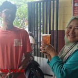 Dukung Khofifah, Pelaku UMKM Ini Beri Bonus Setiap Pembelian Dua Gelas Teh