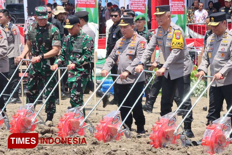 Luncurkan Gugus Ketahanan Pangan, Kapolri Bersama Panglima TNI Tanam Jagung di Sidoarjo