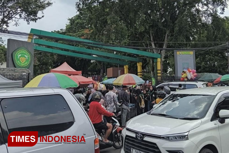 Warga Kahuripan Protes Kemacetan Imbas Wisuda Universitas Siliwangi