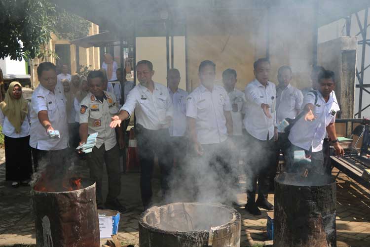 Dispendukcapil Pemkab Blitar Musnahkan 47.726 Keping KTP Elektronik Rusak