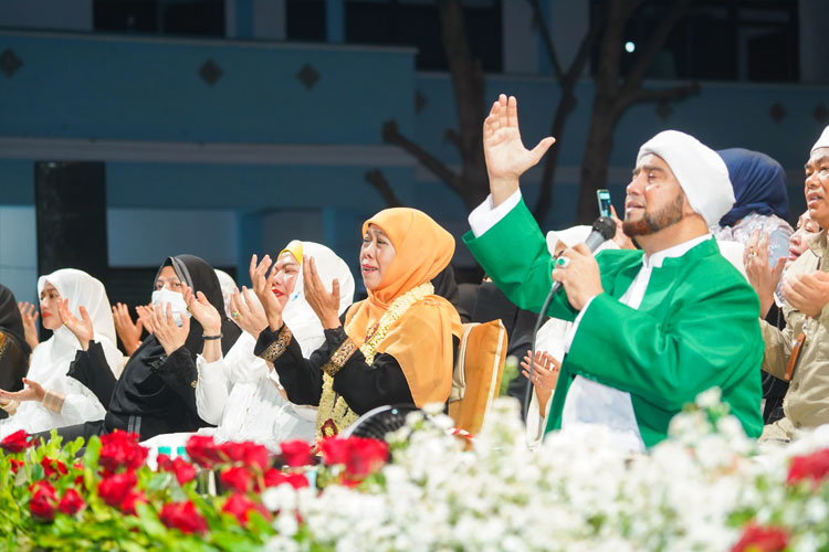 Shalawatan Bersama Habib Syech di Genggong, Khofifah Ajak Generasi Muda Jauhi Narkoba