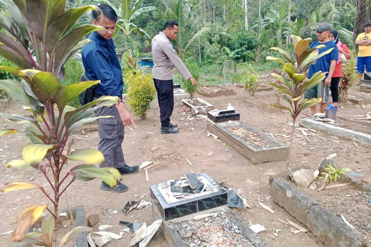 Polisi Selidiki Puluhan Makam di Banyuwangi yang Hancur Misterius