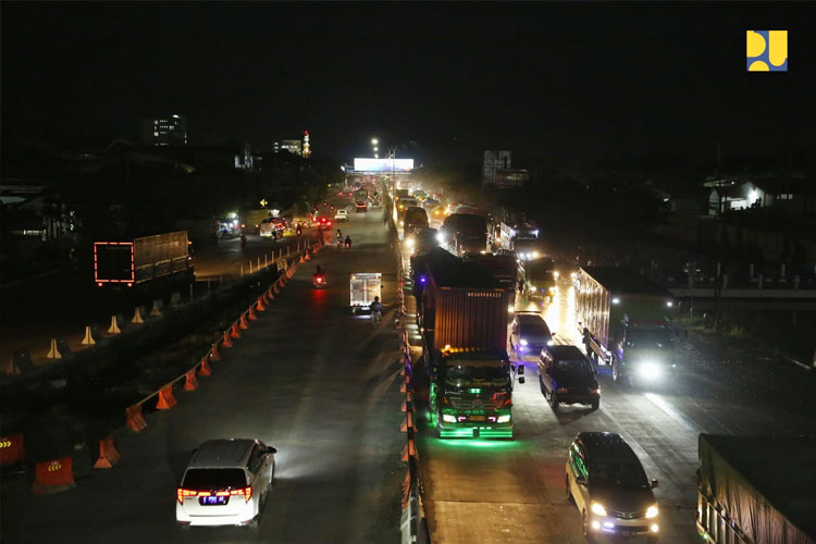 meninjau-ruas-jalan-Tol-Trans-Jawa.jpg