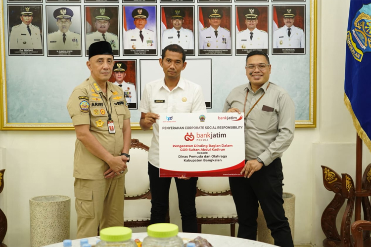 Bank Jatim Serahkan CSR Pengecatan Dinding GOR Sultan Abdul Kadirun ke Pemkab Bangkalan 