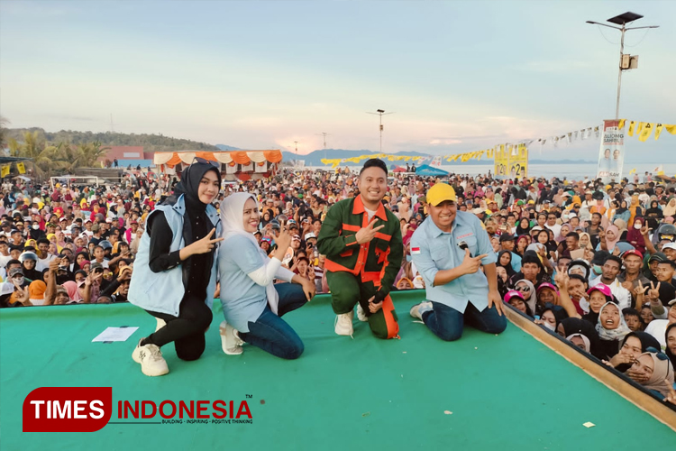 Calon Bupati Fifian Adeningsih Mus, dan Calon Gubernur Aliong Mus saat kampanye akbar bersama (Foto: Masri Fokaaya/TIMES Indonesia)
