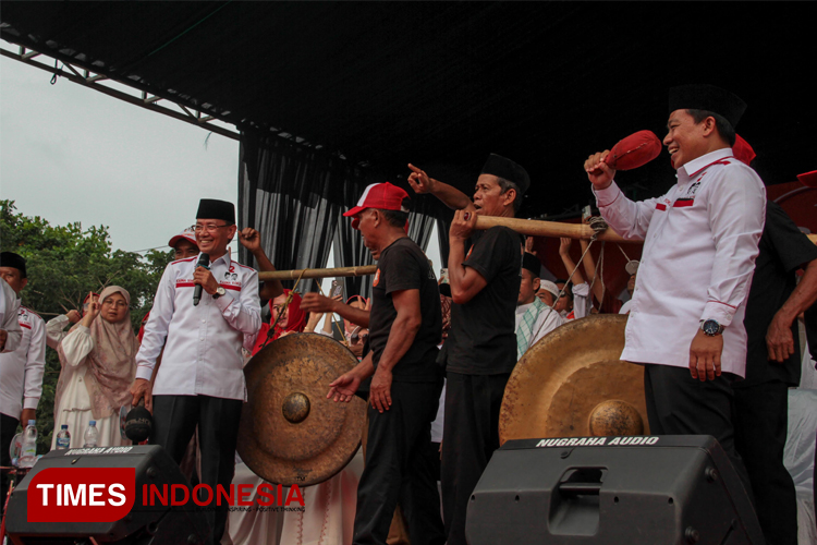 Selawat Menggema saat Puluhan Ribu Orang Hadiri Kampanye Akbar Karna-Koko di Majalengka