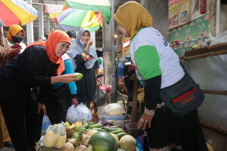 Masih Blusukan ke Pasar Lamongan, Khofifah Akan Tutup Kampanye Besok dengan Dzikir, Sholawat dan Doa di Jatim Expo