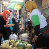 Masih Blusukan ke Pasar Lamongan, Khofifah Akan Tutup Kampanye Besok dengan Dzikir, Sholawat dan Doa di Jatim Expo