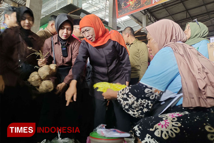 Sambangi Pasar Sidoharjo Lamongan, Khofifah Targetkan Kemenangan Signifikan di Pilgub Jatim