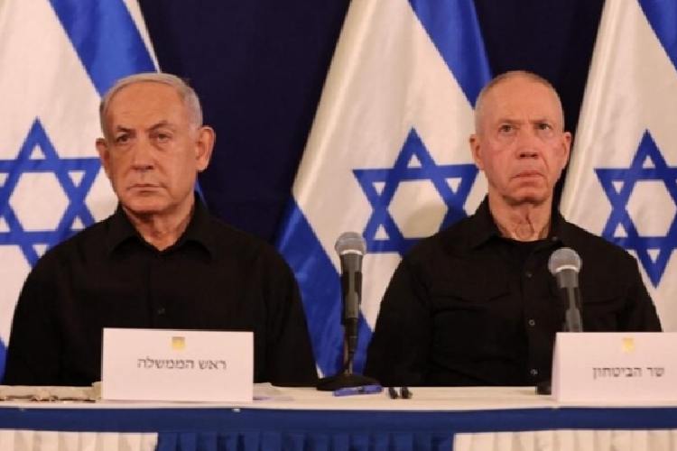 Perdana Menteri Israel, Benjamin Netanyahu dan mantan Menteri Pertahanan, Yoav Gallant (kanan) dalam sebuah pertemuan.(FOTO: Arab News)