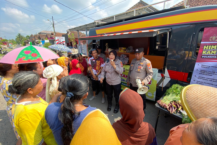 Polresta Banyuwangi Sosialisasi Pilkada 2024 dengan Bagi-Bagi Sayur