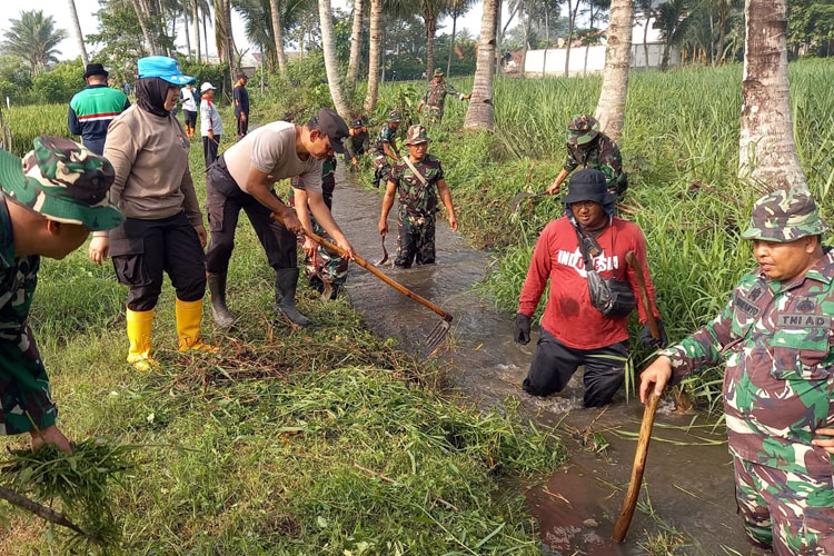 Menyatu dengan Alam: Upaya Bersih-Bersih Sungai di Desa Tambak Asri oleh Muspika Tajinan