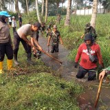 Menyatu dengan Alam: Upaya Bersih-Bersih Sungai di Desa Tambak Asri oleh Muspika Tajinan