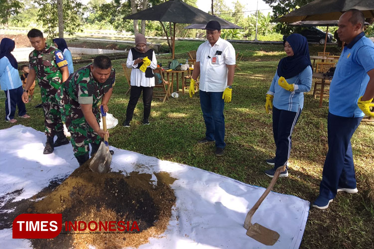 mengisi-polibag-dengan-media-tanam-3.jpg