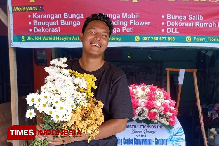  Owner Fajarr Florist Banyuwangi, Abu Amar. (Foto : Ikromil Aufa/TIMES Indonesia)Foto B. Produk Bucket Bunga Fajarr Florist Banyuwangi. (Foto : Ikromil Aufa/TIMES Indonesia)