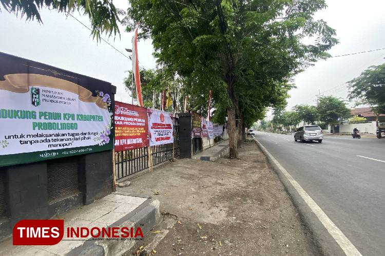 Dukungan Mengalir, KPU Kabupaten Probolinggo Terima Karangan Bunga dari Elemen Masyarakat