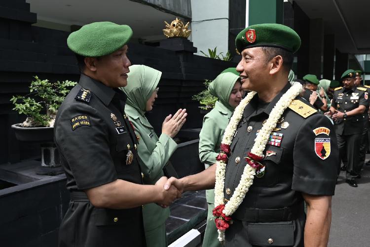 Tradisi-Korps-TNI-melepas-Brigjen-TNI-Endro-Satoto-bb.jpg