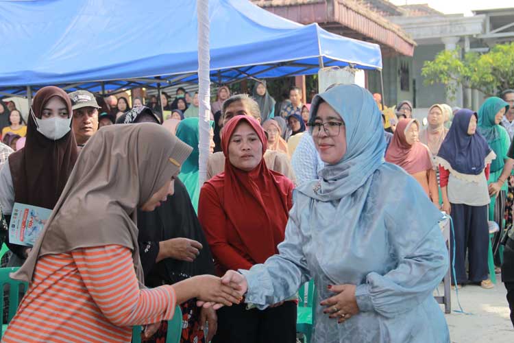 Jarang Terlihat di Publik, Ini Sosok Perempuan Hebat di Balik Gus Salman