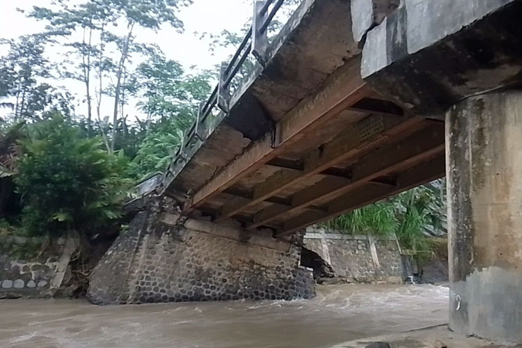 Jembatan Kali Merawu di Karangtengah Banjarnegara Terancam Putus dan Mengisolir Warga