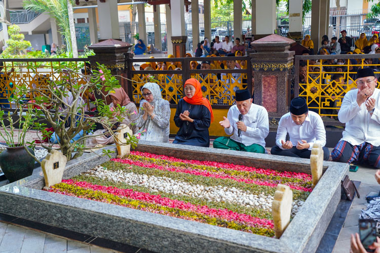 Khofifah-emil-di-Makam-Gus-Dur-a.jpg