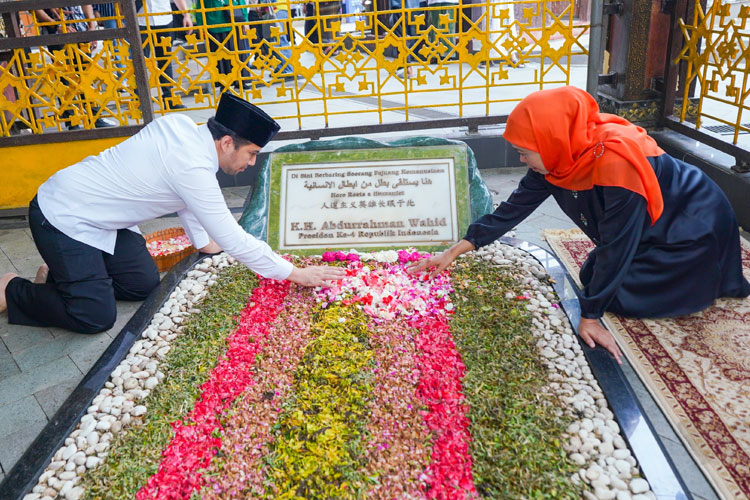 Masa Tenang Pilgub Jatim, Khofifah-Emil Ziarah ke Makam Pendiri NU dan Gus Dur