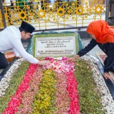 Masa Tenang Pilgub Jatim, Khofifah-Emil Ziarah ke Makam Pendiri NU dan Gus Dur