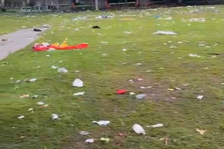 Warga Keluhkan Alun-Alun Bondowoso Penuh Sampah Usai Kampanye Akbar 02