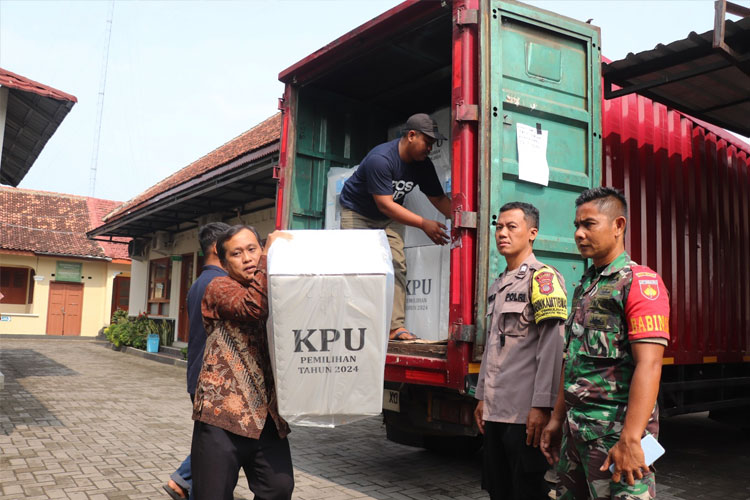 Acara-pelepasan-distribusi-logistik-Pilkada-Bantul-2024-3.jpg