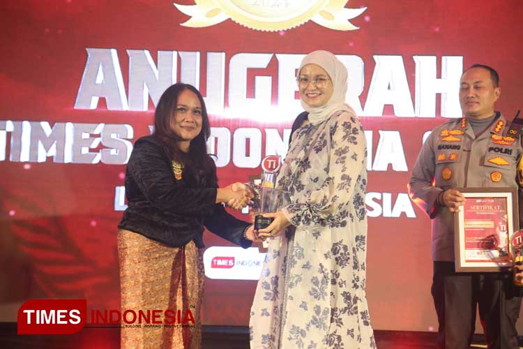 Inspirasi Pemimpin Muda: Amithya Sirraduhita Sabet Penghargaan Positive News Maker