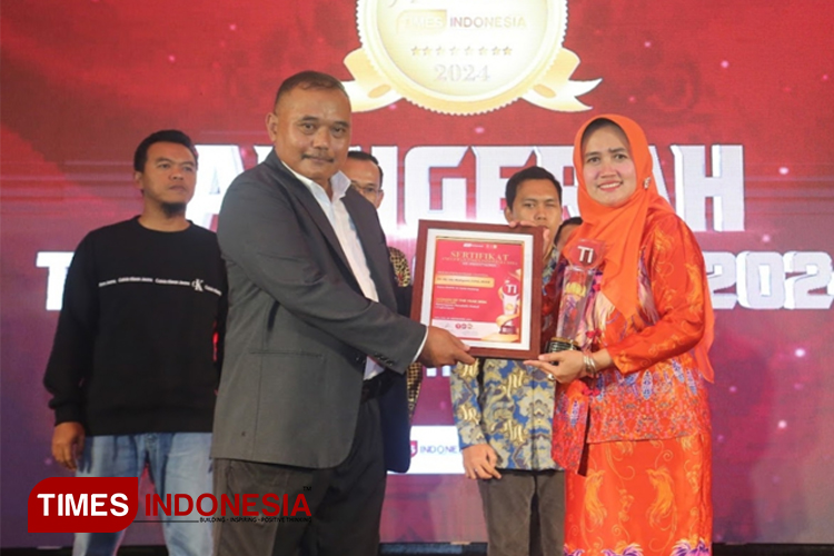 Dr. Hj. Ida Wahyuni, S.Pd saat menerima penghargaan sebagai Woman of the Year 2024 kategori Perempuan Pendidik Peduli Lingkungan dalam Anugerah TIMES Indonesia (ATI) 2024. (Foto: Aditya Hendra/TIMES Indonesia)