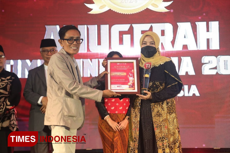 Prof. Dr. Hj. Ilfi Nur Diana, M.Si., CAHRM., CRMP saat menerima penghargaan sebagai Woman of The Year Jawa Timur 2024 untuk kategori Tokoh Perempuan Ahli Manajemen SDM dalam Anugerah TIMES Indonesia 2024. (FOTO: Aditya Hendra/TIMES Indonesia) 