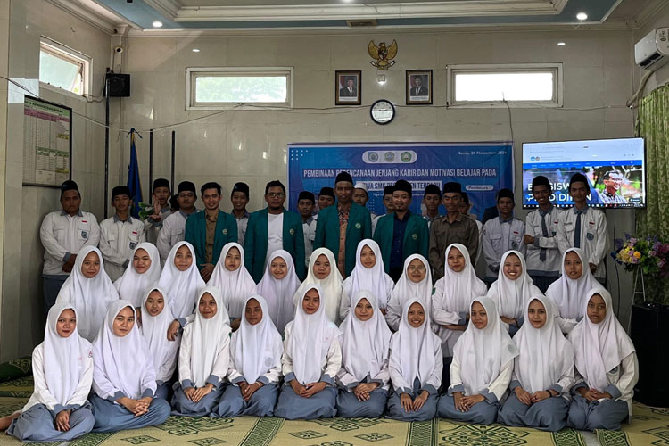 Hari Guru Nasional 2024, Kandidat Doktor UNISMA Motivasi Siswa SMK Pesantren di Mojokerto