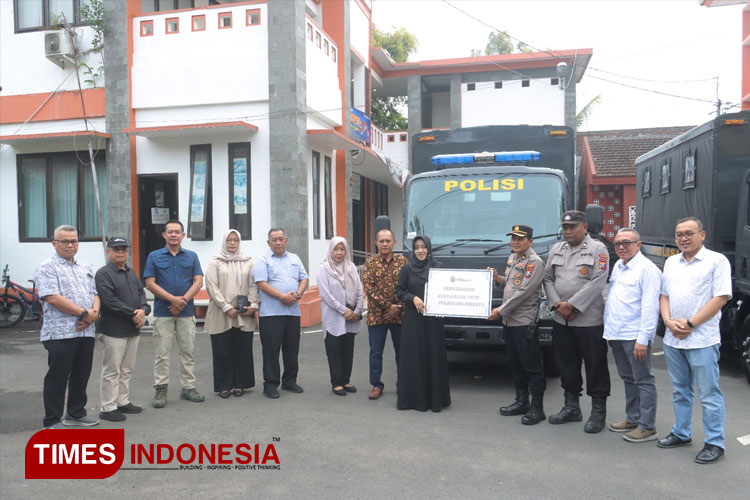 Pemkab Mojokerto Serahkan Dua Armada Truk Pasukan untuk Polres dan Polresta