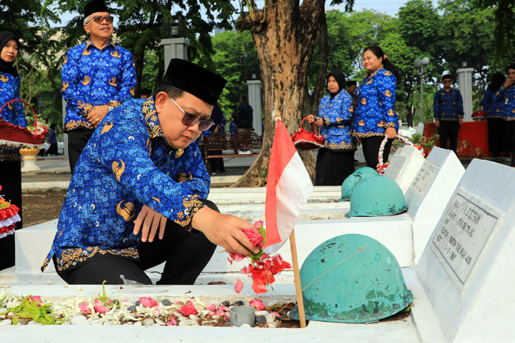 Jelang Hari KORPRI Tahun 2024, Pj Gubernur Jatim Pimpin Ziarah Makam Tiga Tokoh Pahlawan Bangsa