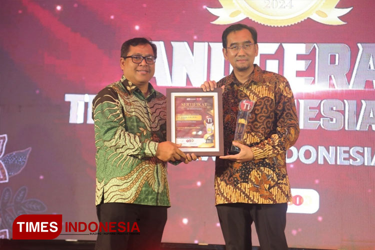 Terima Penghargaan Positive News Maker 2024, Rektor UB Prof Widodo: Sebuah Kehormatan Bagi Saya dan Kampus