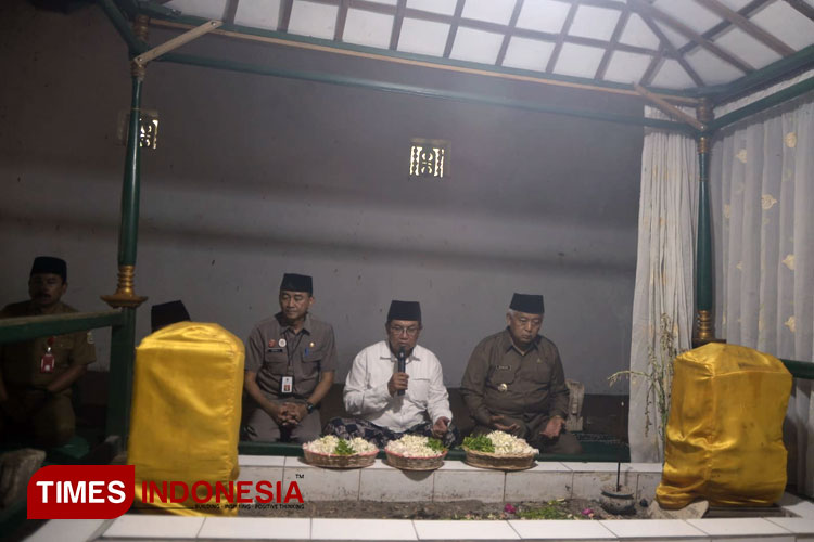 Sanusi-Ziarah-ke-Makam-Raden-Bagus-Doro.jpg