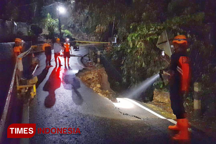 Jalan ke Pantai Klayar Ambles, BPBD Pacitan Lakukan Penanganan Darurat