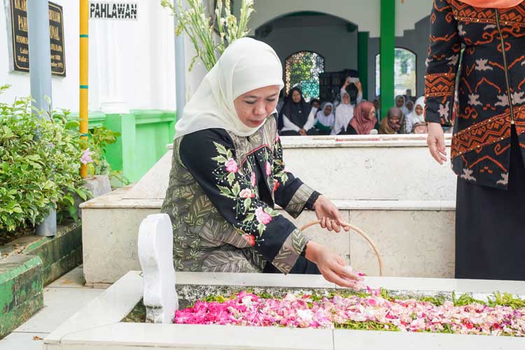 Hari Tenang Kedua, Khofifah Ziarah ke Makam Kiai Wahab Chasbullah dan Kiai Bisri Syansuri di Jombang