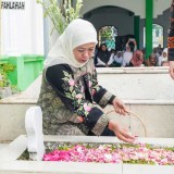 Hari Tenang Kedua, Khofifah Ziarah ke Makam Kiai Wahab Chasbullah dan Kiai Bisri Syansuri di Jombang