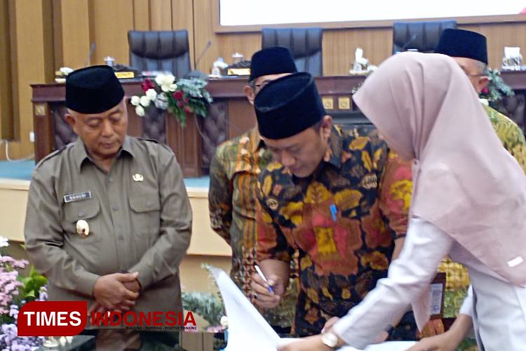 Dewan-Perwakilan-Rakyat-Daerah-DPRD-Kabupaten-Malang-dan-Bupati-Malang-bersepakat-menaikkan-Pendapatan-Daerah-dalam-Rancangan-APBD-2025-sejumlah-Rp486-triliun.-Z.jpg