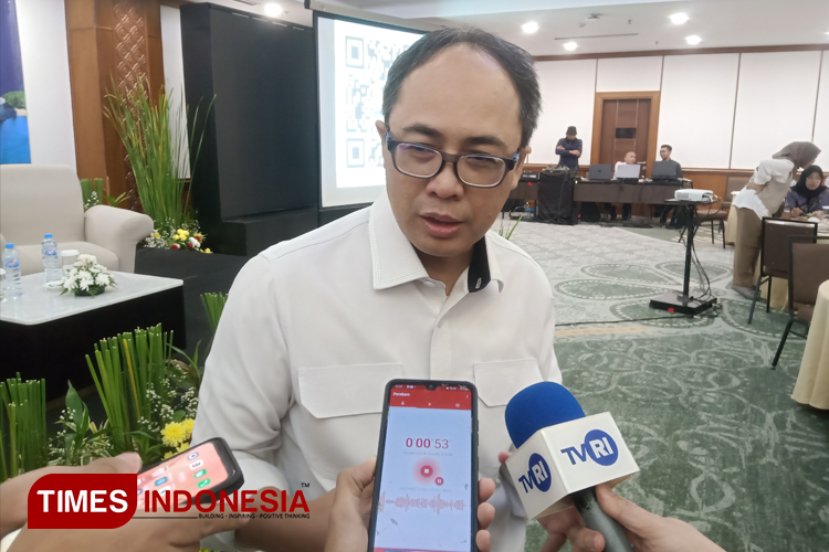 Staf Ahli Menteri PU Bidang Teknologi, Industri, dan Lingkungan, Endra S. Atmawidjaja saat diwawancarai wartawan. (FOTO: Moh Ramli/TIMES Indonesia)