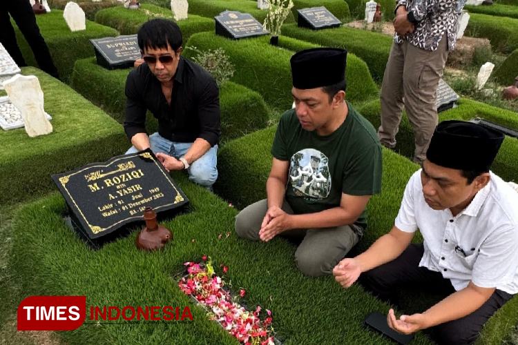 Hari Tenang, Gus Hans Ziarah di Makam Mantan Ketua Timses KIP-Emil 