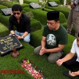 Hari Tenang, Gus Hans Ziarah di Makam Mantan Ketua Timses KIP-Emil 