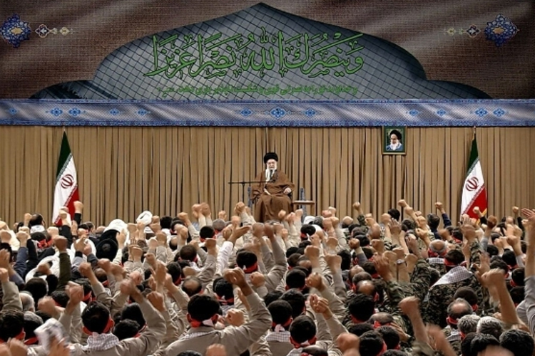 Pemimpin Tertinggi Revolusi Islam Iran, Ayatollah Seyyed Ali Khamenei saat menerima ribuan Basij di Teheran.(FOTO: IRNA)