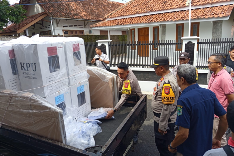 Polres Majalengka Pastikan Distribusi Logistik Pilkada 2024 Aman