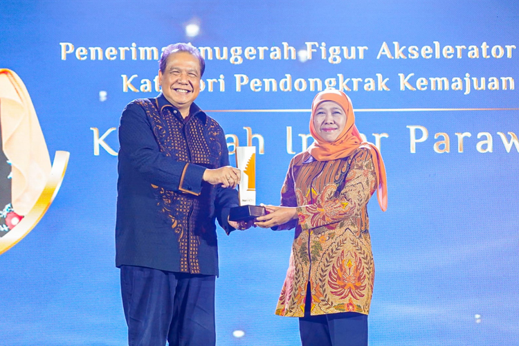 Berhasil Memajukan Desa, Khofifah Meraih Award Figur Akselerator Kemajuan Jatim